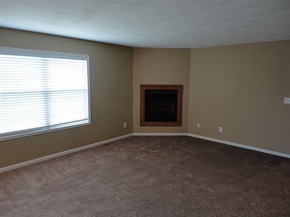 3rd image of 606 Winfield Dr