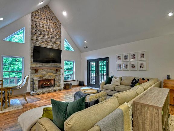 3rd image of 122 Timber Oaks Dr