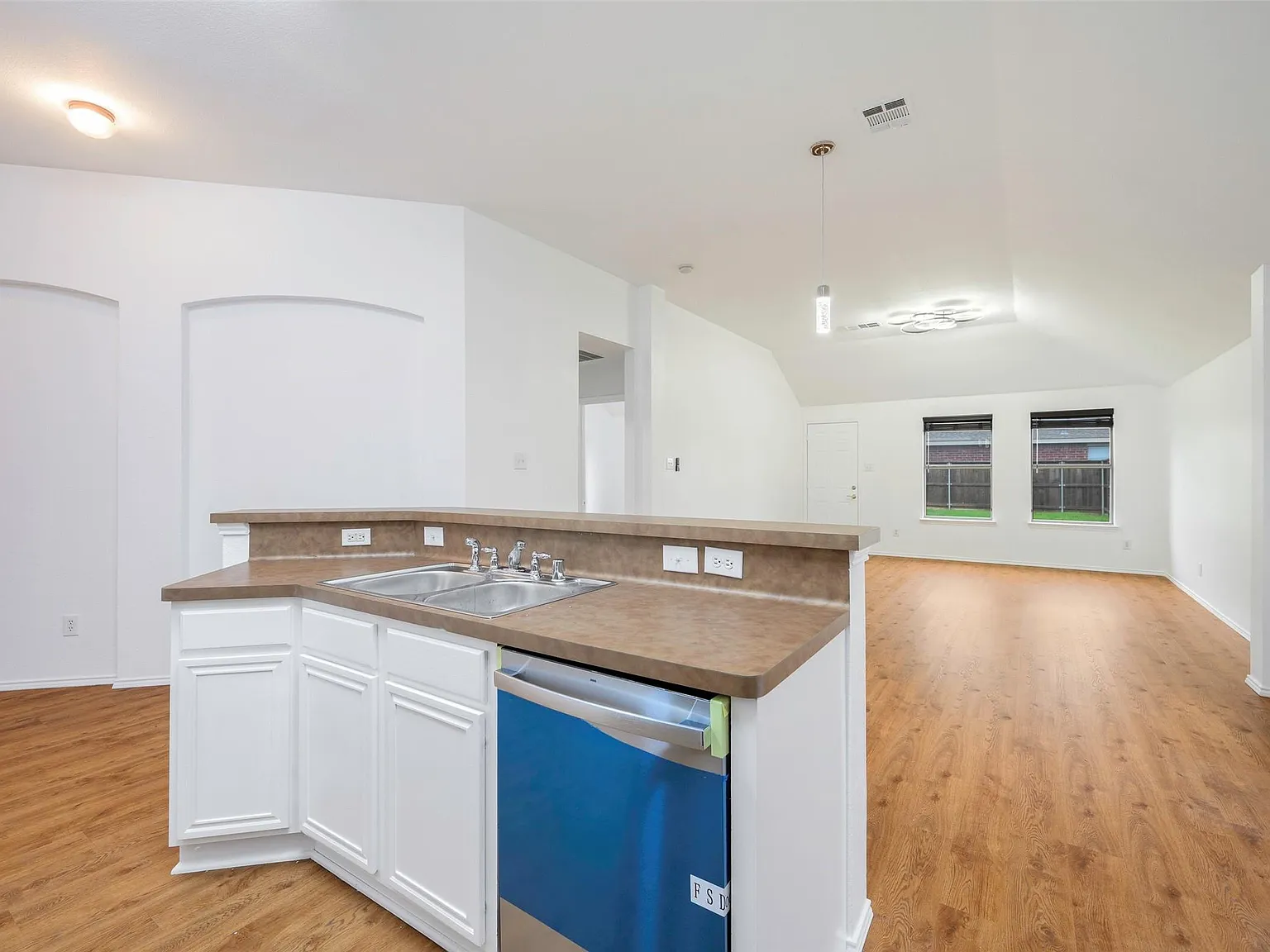 3 bed, 1764 sqft, $2,390 — Photo 3