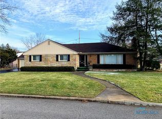 708 E Carisbrook Dr, Maumee, OH 43537