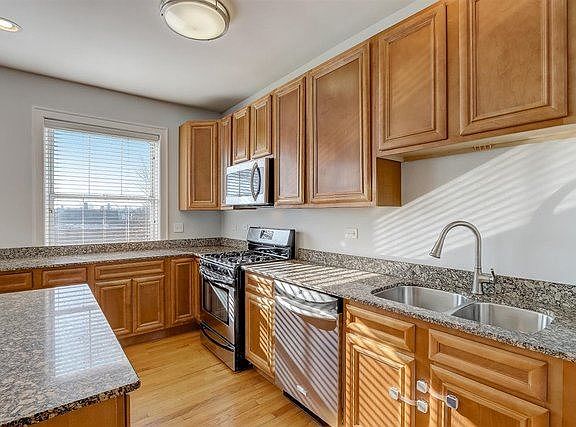 3rd image of 3548 N Keeler Ave #3F