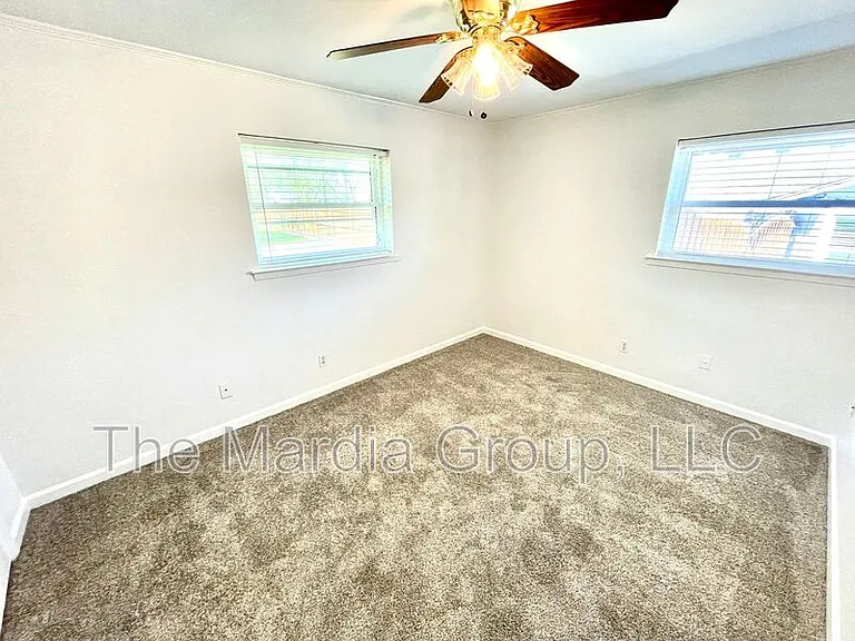 201 E Fuller Dr — Photo 8