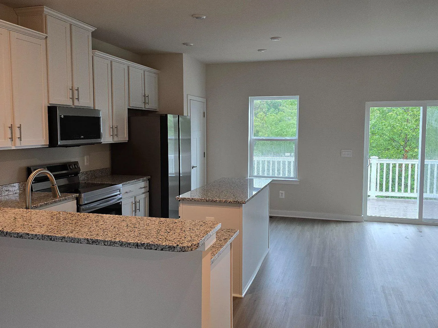 4 bed, 3.5 bath, 2100 sqft, $2,696 — Photo 4