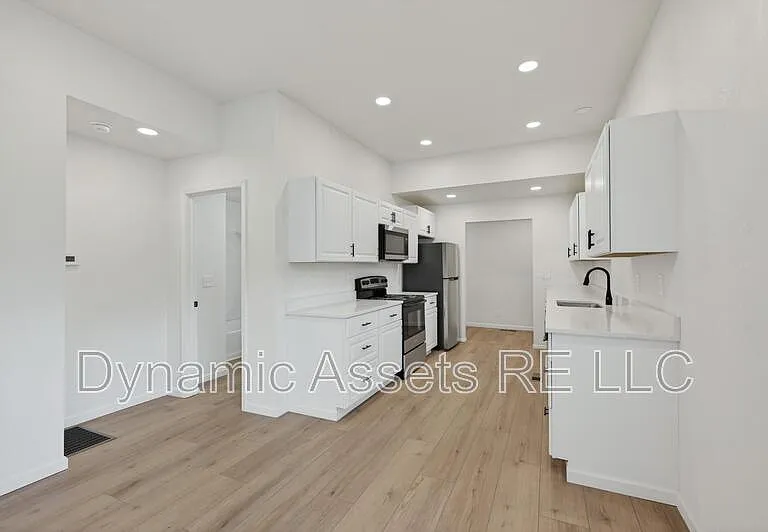 542 E 23rd St — Photo 6