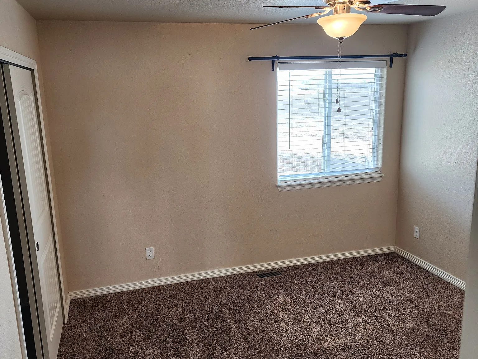 1 bed, 3400 sqft, $700 — Photo 2