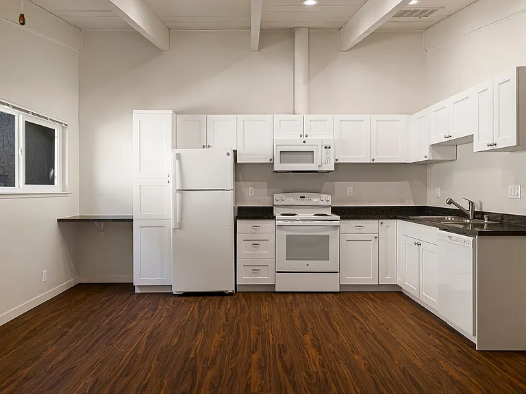Train Station Apartments — Photo 15