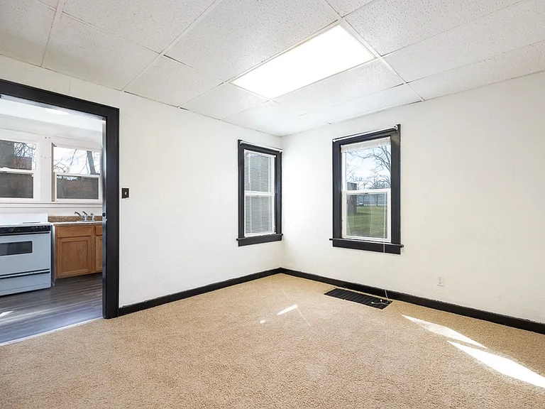 223-225 W Trail St — Photo 11