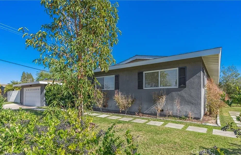 5 bed, 2.5 bath, 2307 sqft, $8,500 — Photo 3