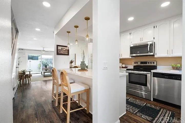 3 bed, 2.5 bath, 1192 sqft, $4,750 — Photo 2
