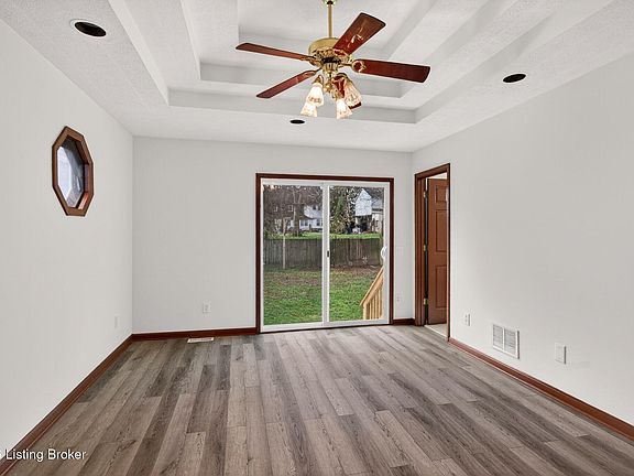 4th image of 102 W Florence Ave