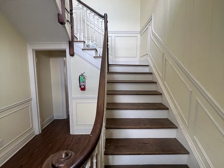 208 E 31st St #1 — Photo 3