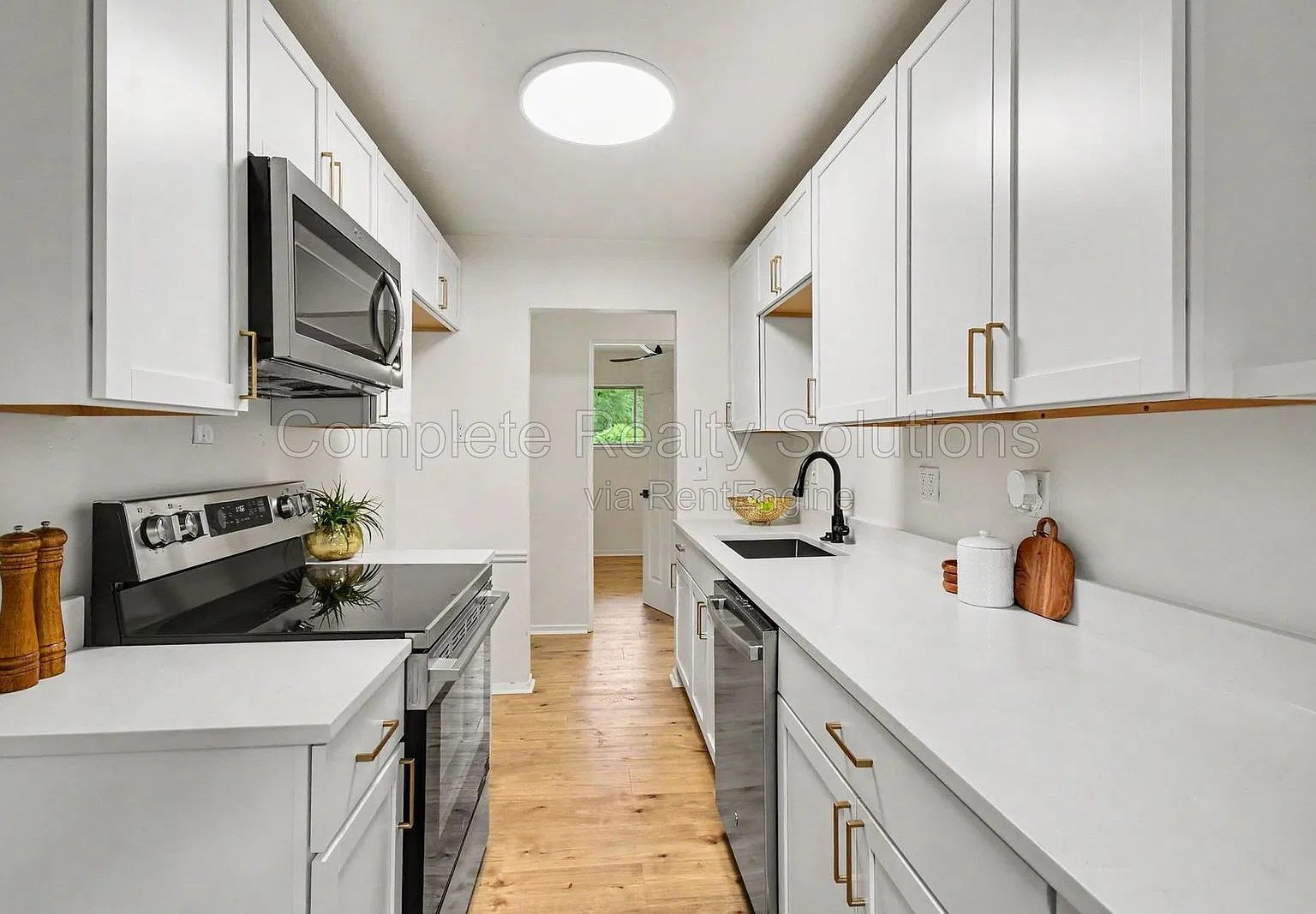 3 bed, 1.0 bath, 1135 sqft, $1,350 — Photo 3