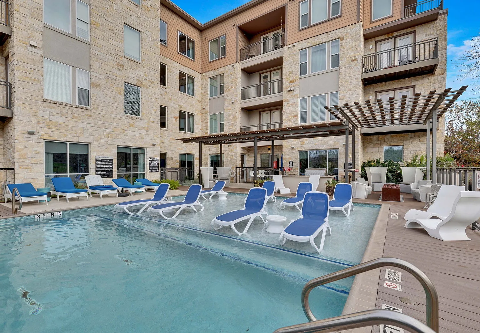 1 bed, 1.0 bath, 780 sqft, $2,000 — Photo 1