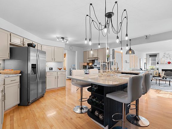 4th image of 1831 S Mayfair Dr