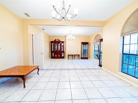 4th image of 404 Saint James Dr