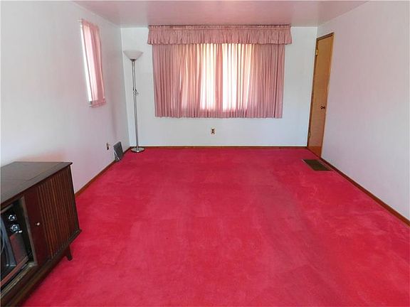 3rd image of 1333 Della Dr