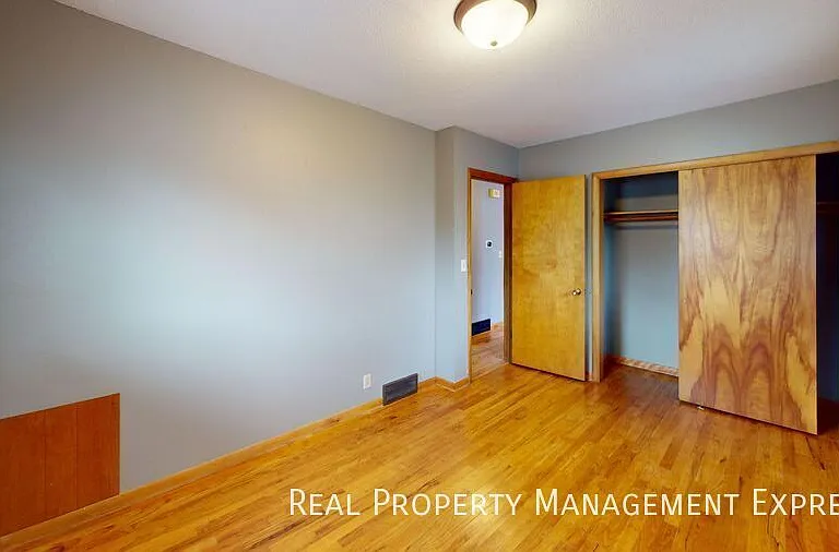 2200 W 39th St — Photo 9