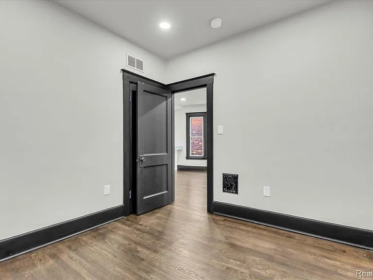 5240 Commonwealth St — Photo 22