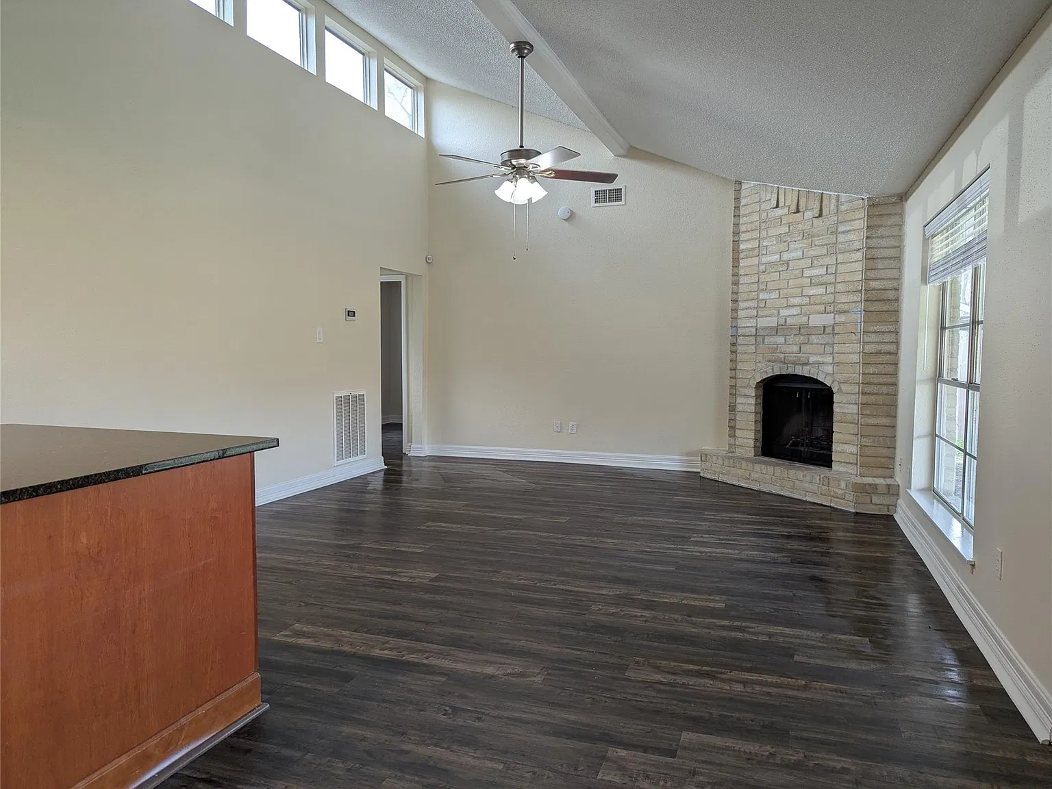 3 bed, 2.0 bath, 1136 sqft, $2,000 — Photo 4