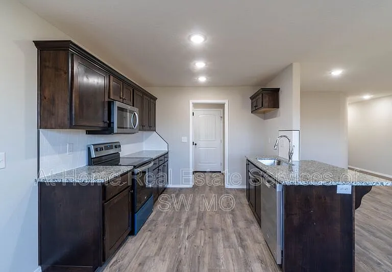 1803 S 15th Ave — Photo 1