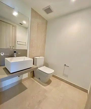 2nd image of 1000 Brickell Plz #4610