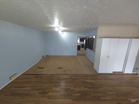 4th image of 458 Rose St N