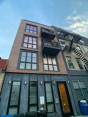 Rented by Tapiro Realty | media 22