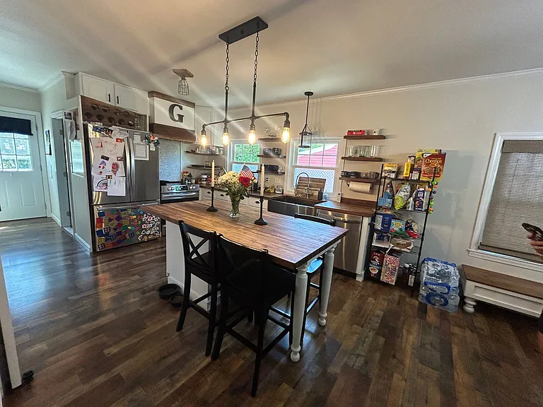 136 Aborn Ave — Photo 2