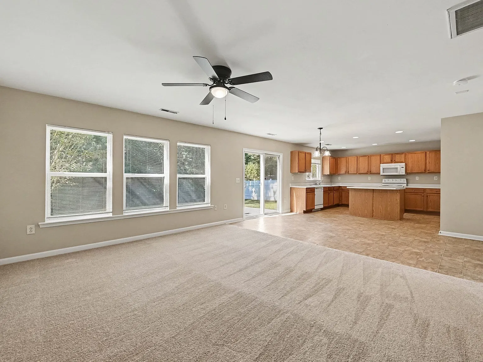 3 bed, 2.5 bath, 1836 sqft, $2,000 — Photo 3