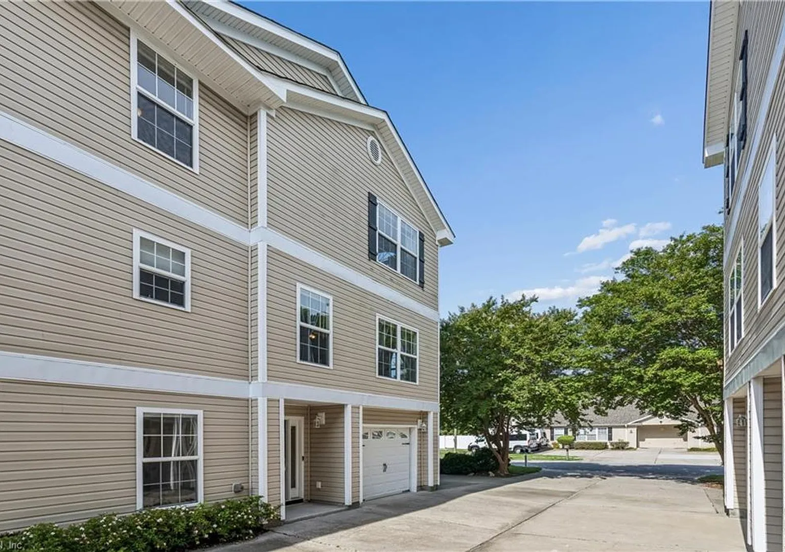 Spacious three-story townhouse-style condo in the heart of Virginia Beach! — Photo 2