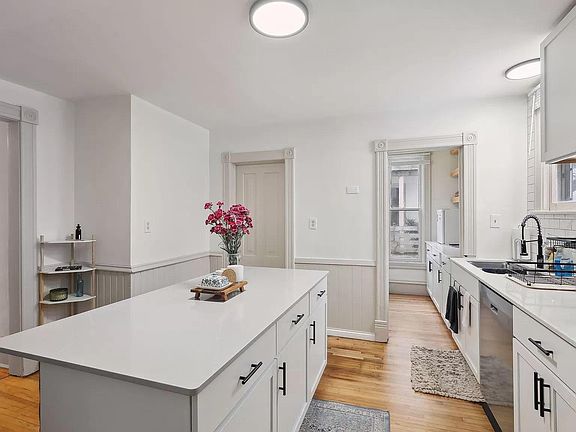 4th image of 1025 22nd Ave NE Floor 1