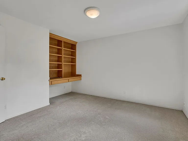 16323 NE 50th Way — Photo 33