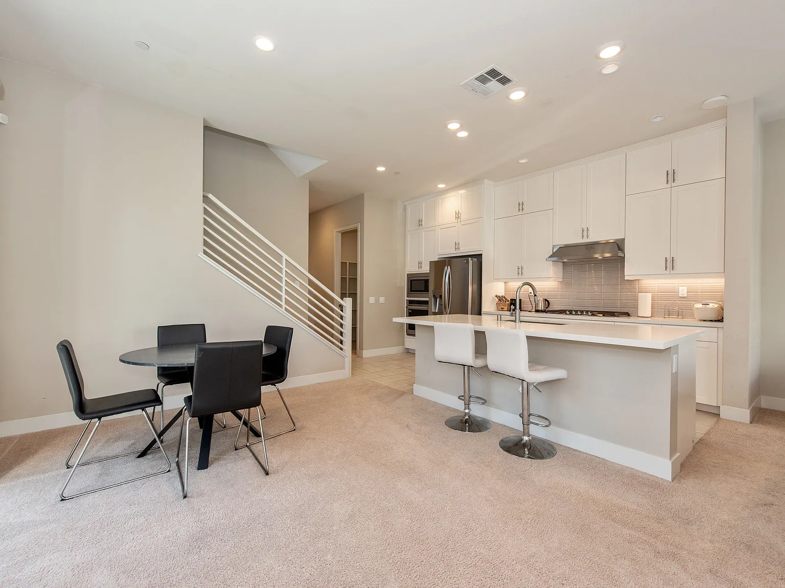 4 bed, 2446 sqft, $5,900 — Photo 4