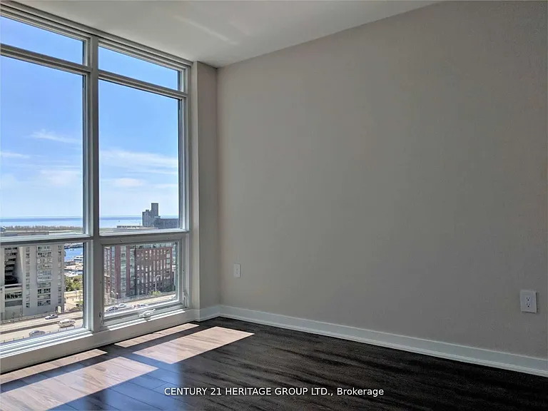 15 Fort York Blvd #1910 — Photo 13