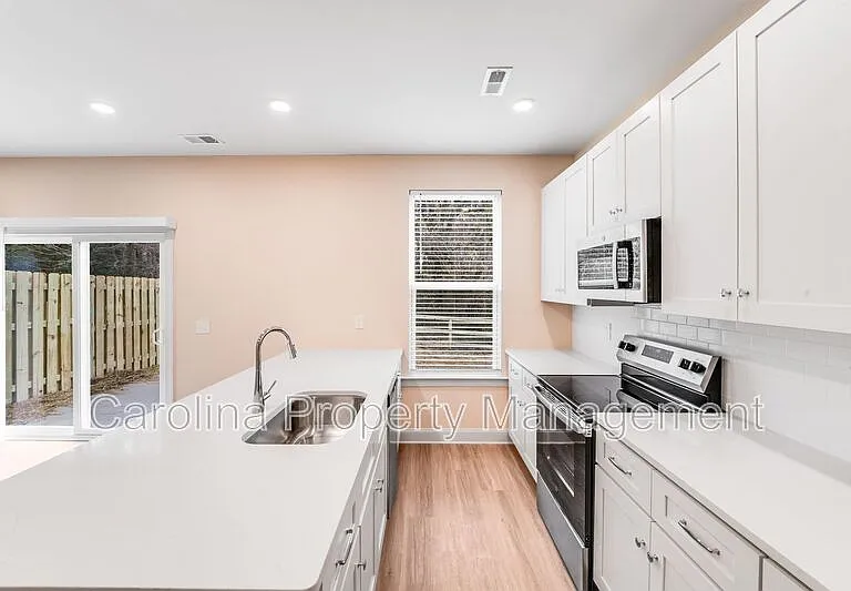 645 Brookwood St #B — Photo 16
