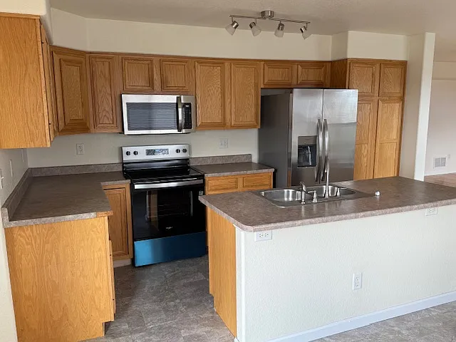 5 bed, 3160 sqft, $2,950 — Photo 2