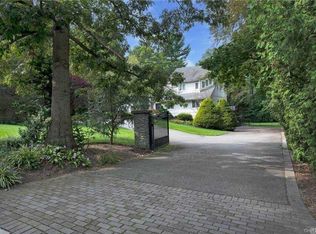 24 Orchard Dr, Woodbury, NY 11797
