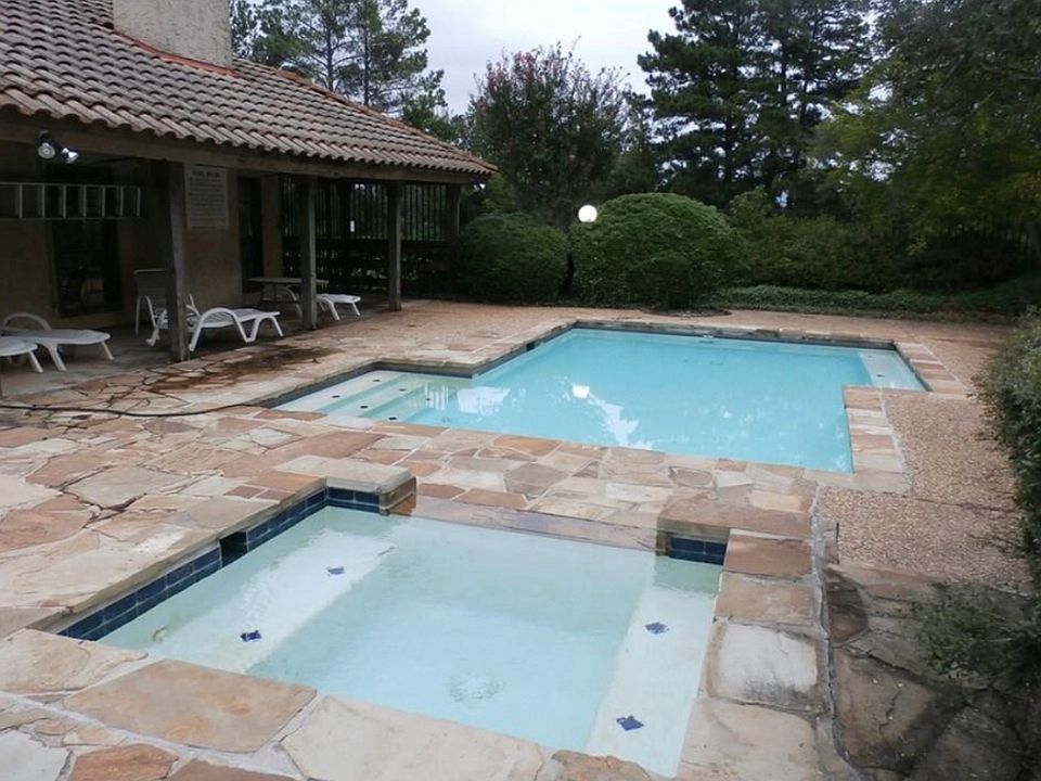 Clubhouse/pool/jacuzzi