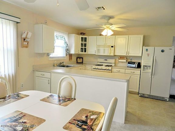 2nd image of 8 Saint Andrews Ct