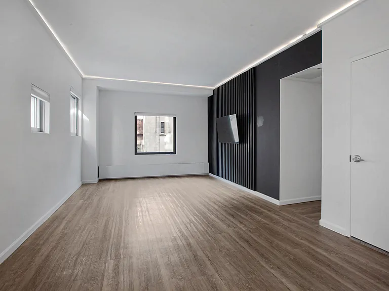 311 W 46th St #2B — Photo 1