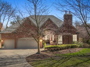 560 Pineway Cir, Bloomfield Hills, MI 48302