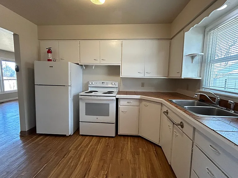 821 Skyline Dr — Photo 6