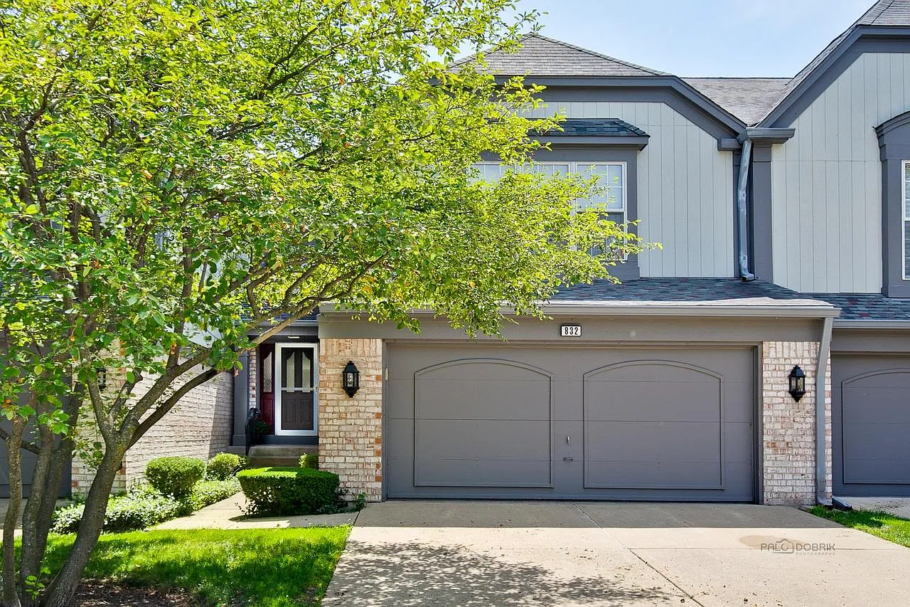 832 Marseilles Cir photo 1