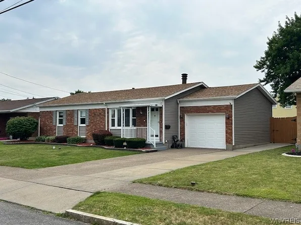 1652 Caravelle Dr, Niagara Falls, NY 14304