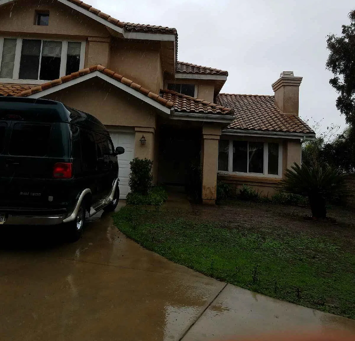 5 bed, 2.5 bath, 2978 sqft, $975 — Photo 1