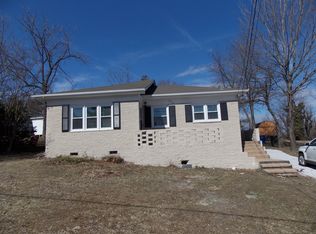628 E Haymore St, Mount Airy, NC 27030