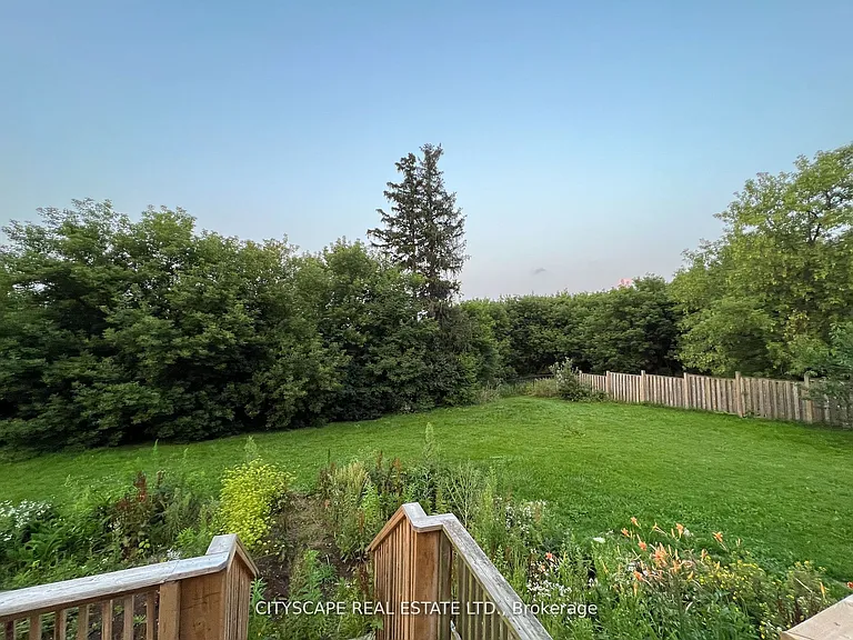 2361 Victoria St N — Photo 31
