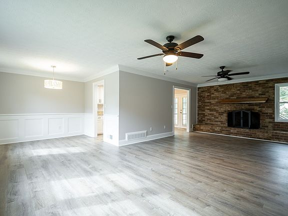 4th image of 1030 Carriage Hill Rd