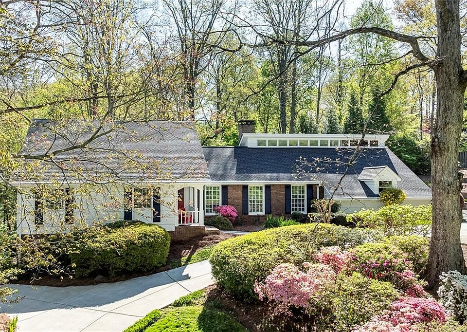 1st image of 300 Hunters Glen Ct