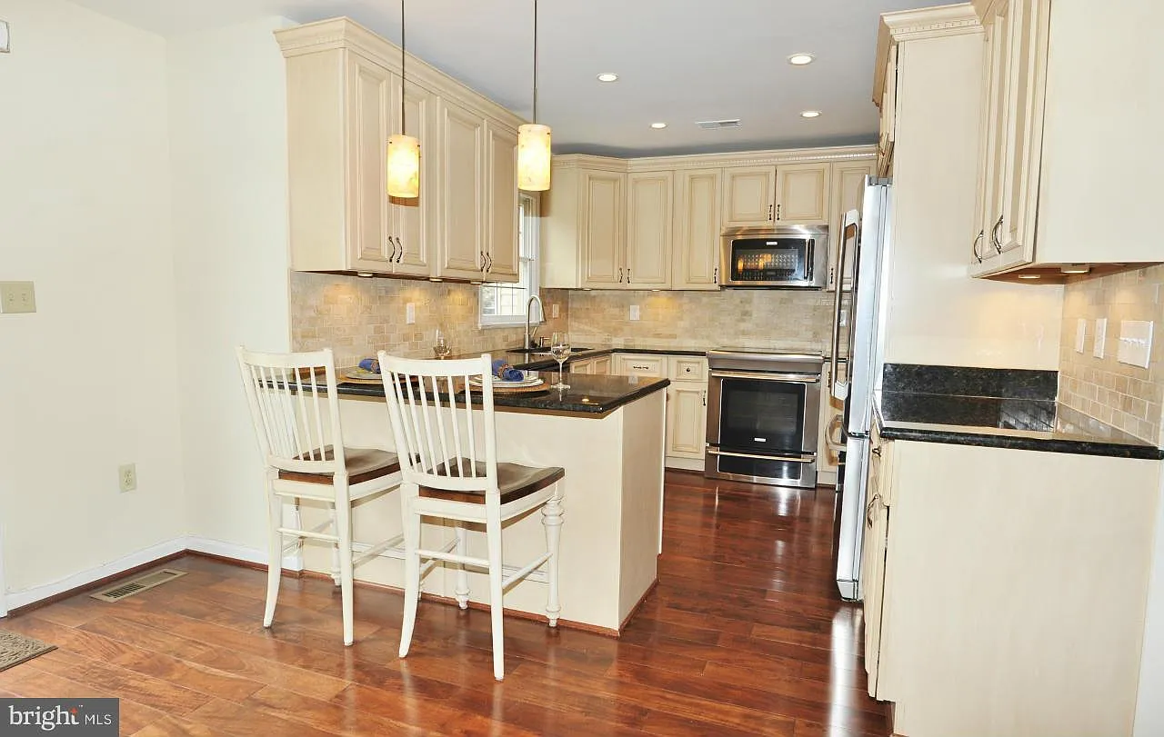 3 bed, 4.0 bath, 2248 sqft, $3,400 — Photo 4